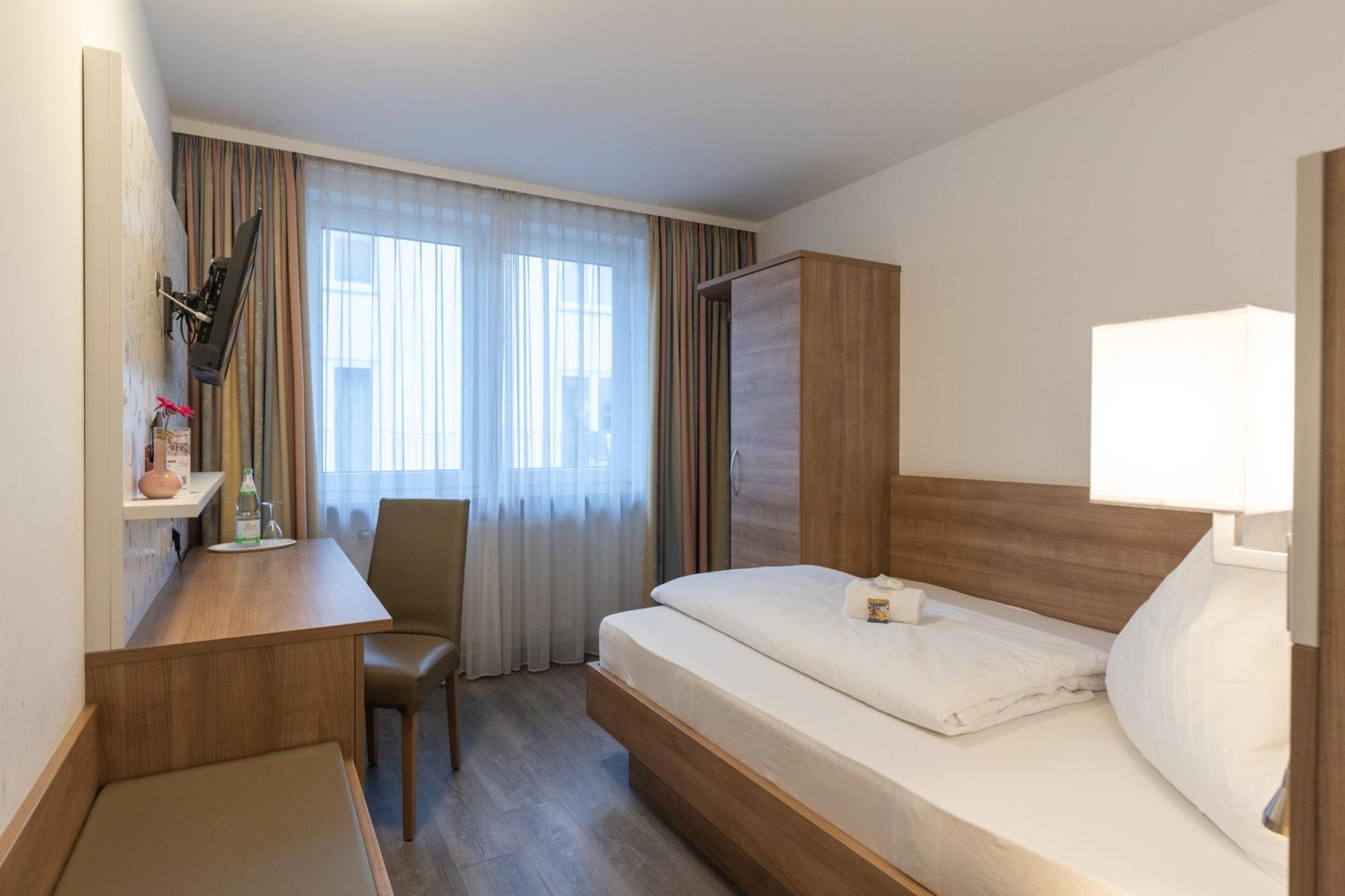 Hotel-Gasthaus "Krone" Boetzingen エクステリア 写真